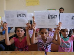 Suriyeli öğrenciler karne sevinci yaşıyor