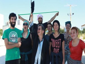 Sanat için rektör yardımcılığı ve dekanlık görevinden vazgeçti