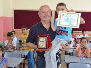 Engelli torununu her gün okula kucağında götürdü