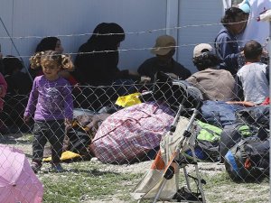 Sığınmacıların 'araftaki' bekleyişi sürüyor