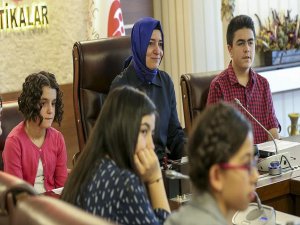 Bakan Kaya çocukların "karne" sevincini paylaştı