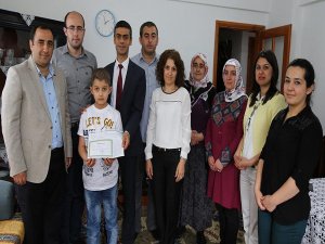 Kanser hastası öğrencinin evde karne heyecanı