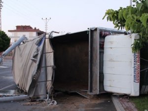 Aydınlatma direği seyir halindeki kamyonun üzerine devrildi