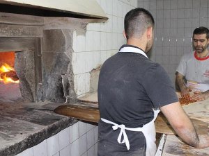 Kavurucu sıcağa rağmen oruçlarını aksatmıyorlar
