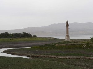 'Yalnız minareler' zamana direniyor