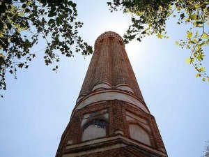 'Yivli Minare' zamana meydan okuyor