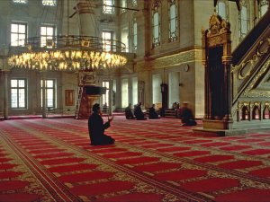 Bir kimse namaz kılmayan eşinden sorumlu mudur?