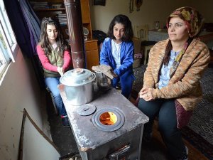 Kars'ta evlerde hala soba yakılıyor