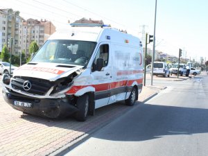Hasta taşıyan ambulans otomobille çarpıştı