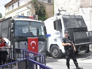 Taksimdeki izinsiz yürüyüşe polis müdahalesi