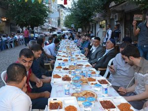 Sur'da iftar sofrasını caddeye kurdular