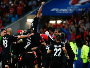 Arnavutluk'tan tarihi galibiyet