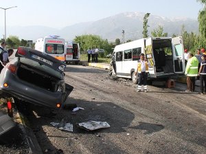 Erzincan'da minibüsle otomobil çarpıştı: 26 yaralı