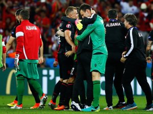 Başbakan'dan Arnavut futbolculara tarihi söz!