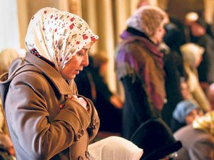 Kadınlar ayakları çıplak namaz kılabilir mi?
