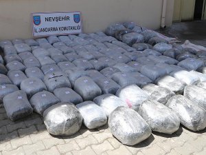 Devrilen kamyondan yarım ton uyuşturucu çıktı