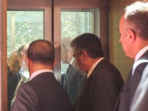 Bahçeli asansörde mahsur kaldı