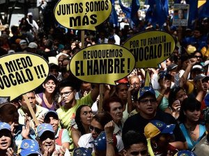 Venezuela'da muhalefet referandum için 1,8 milyon imza topladı