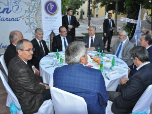 Birlik Vakfı ve Rektör Şeker’den iftar yemeği