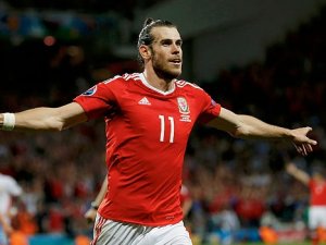 Bale, Milan Baros'u yakaladı!
