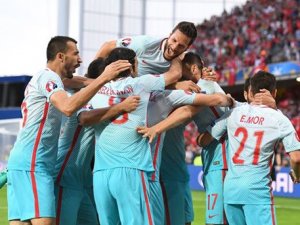 Türkiye tura tutundu: 2-0