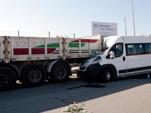 İşçi servisi park halindeki tıra çarptı: 17 yaralı