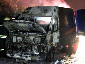 Kocaeli'de seyir halindeki kargo aracı yandı