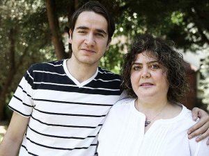 Oğluyla mezun olmanın gururunu yaşıyor