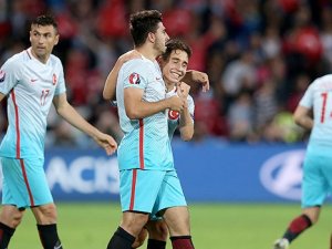 Almanlar, Emre Mor'a dikkat çekti