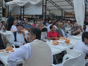 Surlular, ilahiler eşliğinde iftar açıyor