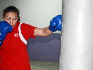 Milli boksör gözünü altın madalyaya dikti