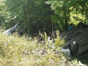Dereye uçan otomobillerde can pazarı: 3 yaralı