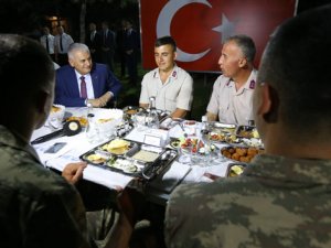 Başbakan Yıldırım askerlerle iftar yaptı