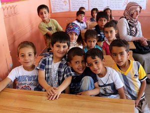Terör mağduru öğrenciler karnelerine kavuştu