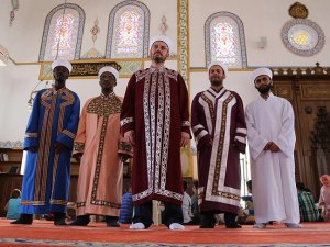 Teravihi 7 farklı imamla kılıyorlar