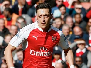 Özil'den yoksul çocuklara yardım