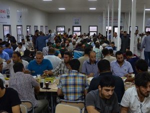 İHH Azez'de 700 kişiye iftar verdi