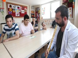 Otistik çocuklara ney sesiyle terapi