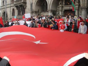 Duisburg'ta yaşayan Türkler Ermeni kararını protesto etti