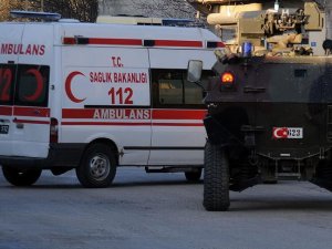 Diyarbakır'da polis aracına saldırı: 8 yaralı