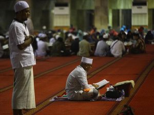 Endonezyalı Müslümanlar 'itikaf' için camileri doldurdu
