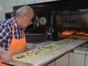 1,75 metrelik ramazan pidesi yaptı