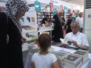 Çocuklar Peygamberi anlatan kitapları okuyor