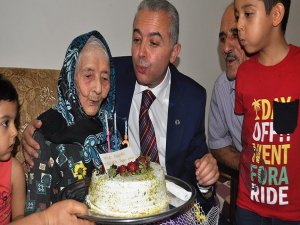 113'üncü yaşını pasta keserek kutladı