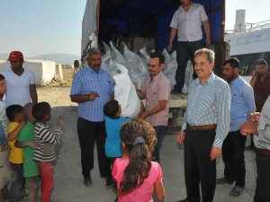 Akşehir Belediyesi’nden geçici tarım işçilerine erzak yardımı