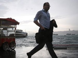 İstanbul'da sağanak yağış hayatı olumsuz etkiledi