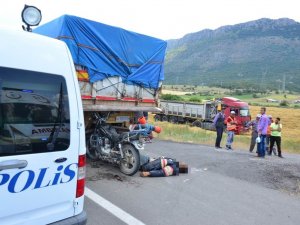 TIR'a çarpan motosiklet sürücüsü hayatını kaybetti