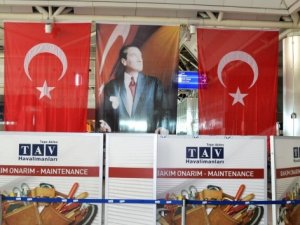 Bombanın patladığı yere Türk bayrağı asıldı
