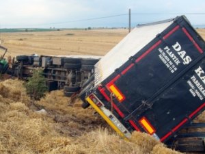 TIR traktöre çarptı: 2 ölü, 4 yaralı