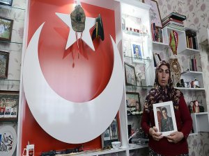 Şehit oğlunun hatıralarıyla yaşıyor